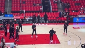 申京与阿门赛前投篮热身训练，阿门这远投的手感看着不错啊！