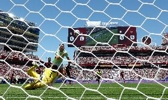 内维尔质疑瑞士获点回放未公布：为什么FIFA不给我们看VAR划线？