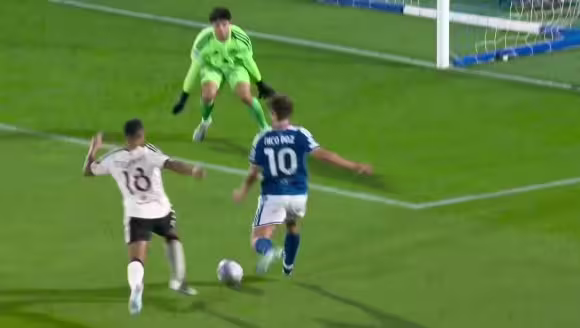 曼联0-3落后！巴莱巴传球送礼，帕斯断球杀入禁区推射破门双响